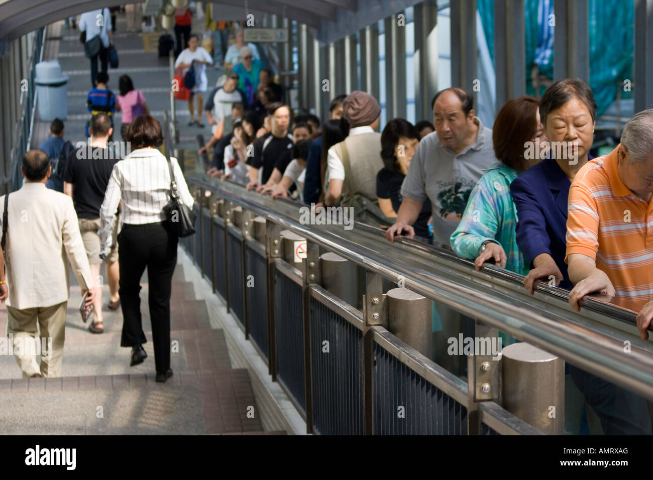 La gente sulla centrale di Escalator Midlevels RAS di Hong Kong Foto Stock