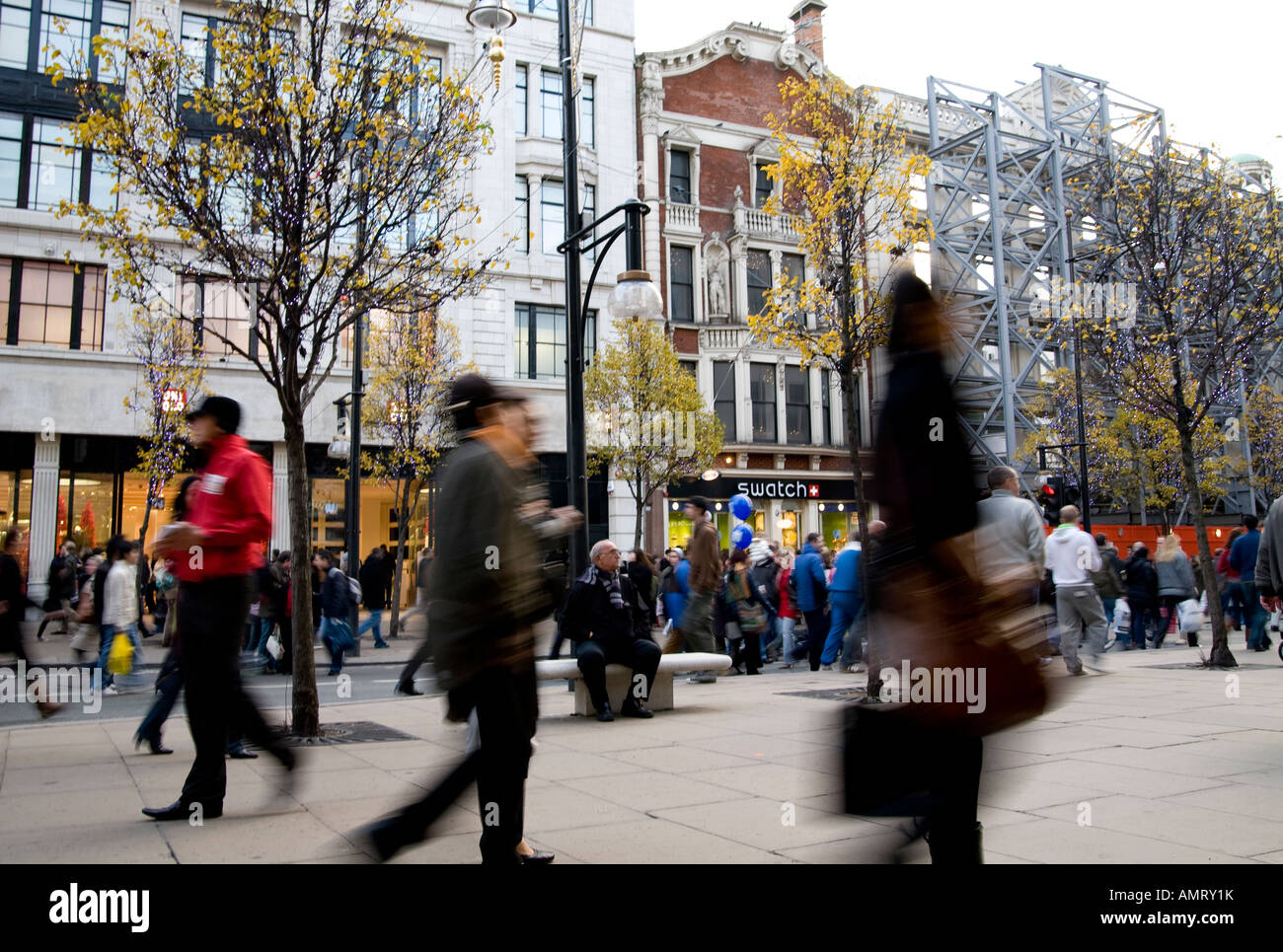 Motion Blur pedoni su Oxford Street a Londra per un giorno quando la strada è stata pedonalizzata Foto Stock