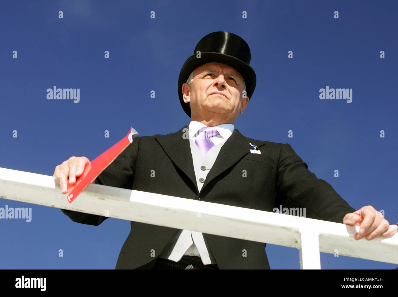 Uomo che indossa un tailcoat e tophat presso la Epsom Downs corse di cavalli, Epsom, Gran Bretagna Foto Stock