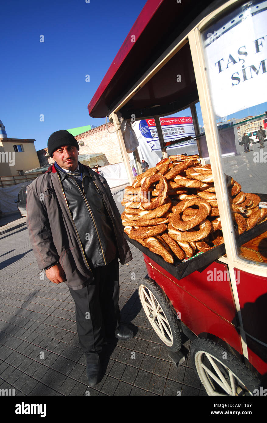 ISTANBUL. Un uomo vendere simits (sesamo-rivestito pretzel-style pane) a Piazza Taksim. 2007. Foto Stock