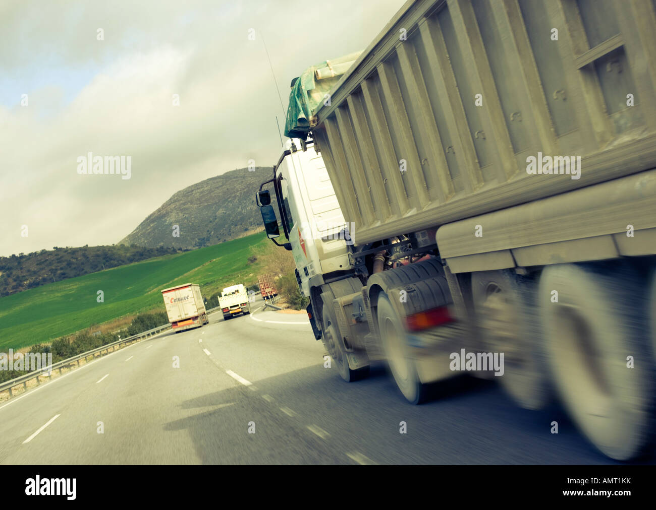 Semi rimorchio in autostrada vicino a Cordoba Spagna Spain Foto Stock