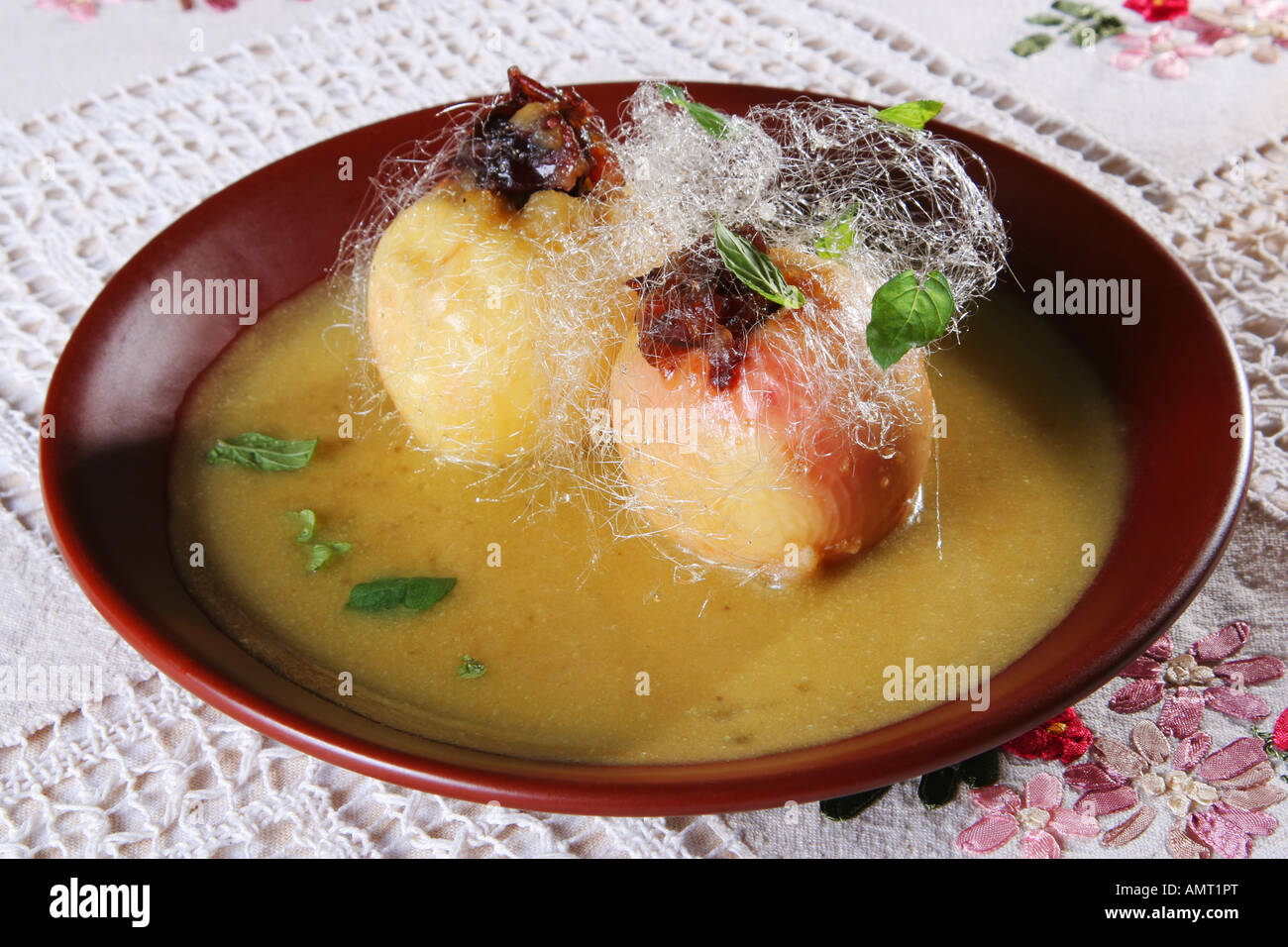 Mela cotta in sirup zucchero con filo interdentale Foto Stock