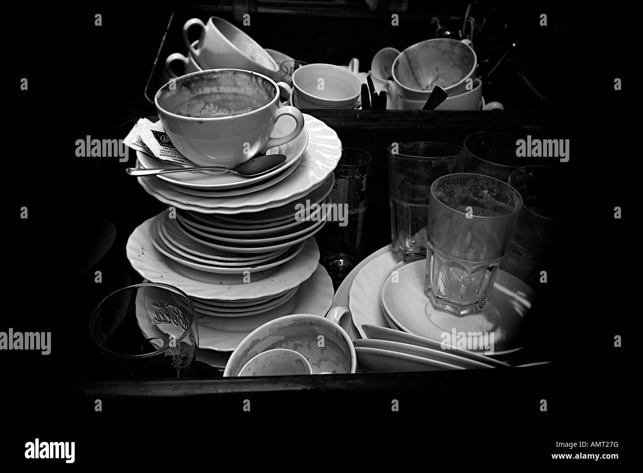 Close-up con un mucchio di piatti sporchi giacente in un lavandino Foto Stock