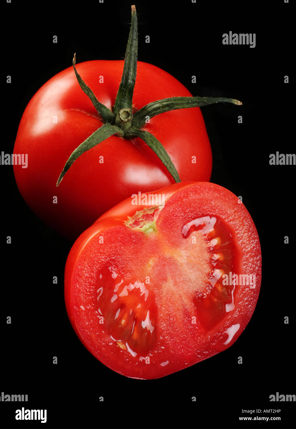 Pomodoro rosso frutto isolato su sfondo nero Foto Stock