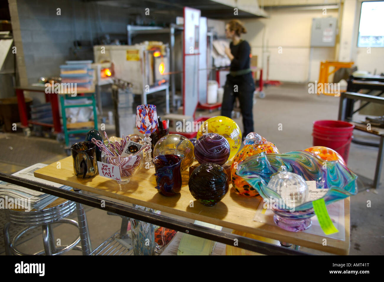 La soffiatura del vetro, Lincoln City centro di vetro, Lincoln City, Oregon Coast, Highway 101, Oregon, Stati Uniti d'America, Nord America, Modello rilasciato. Foto Stock