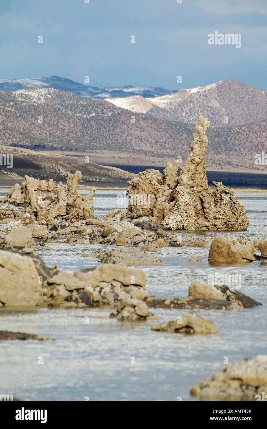 Le formazioni rocciose, Mono Lake, Mono Lago di tufo Riserva Statale, California, USA, America del Nord. Foto Stock