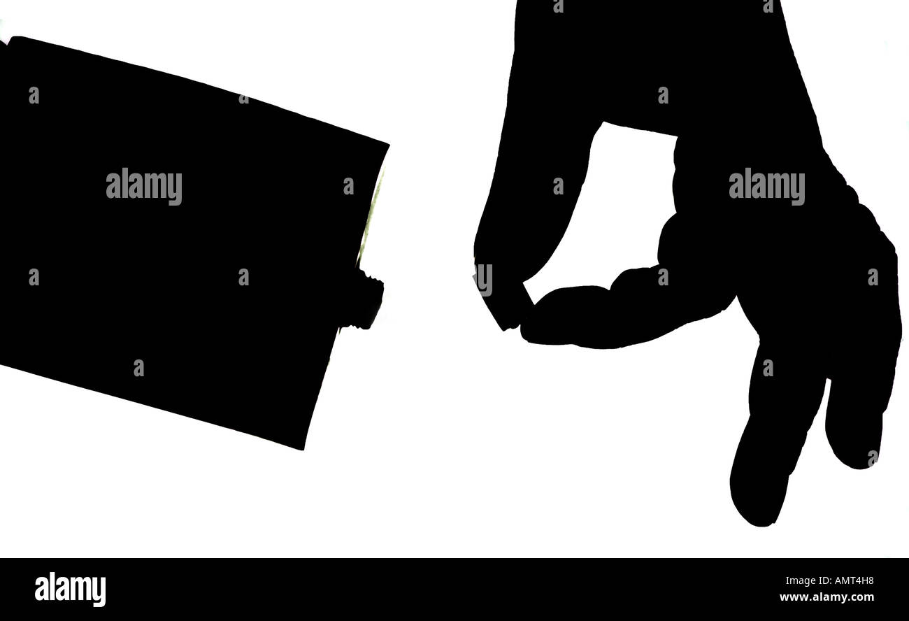 Stagliano bevande barattolo o fiaschetta con la mano la rimozione di coperchio come se versare Foto Stock