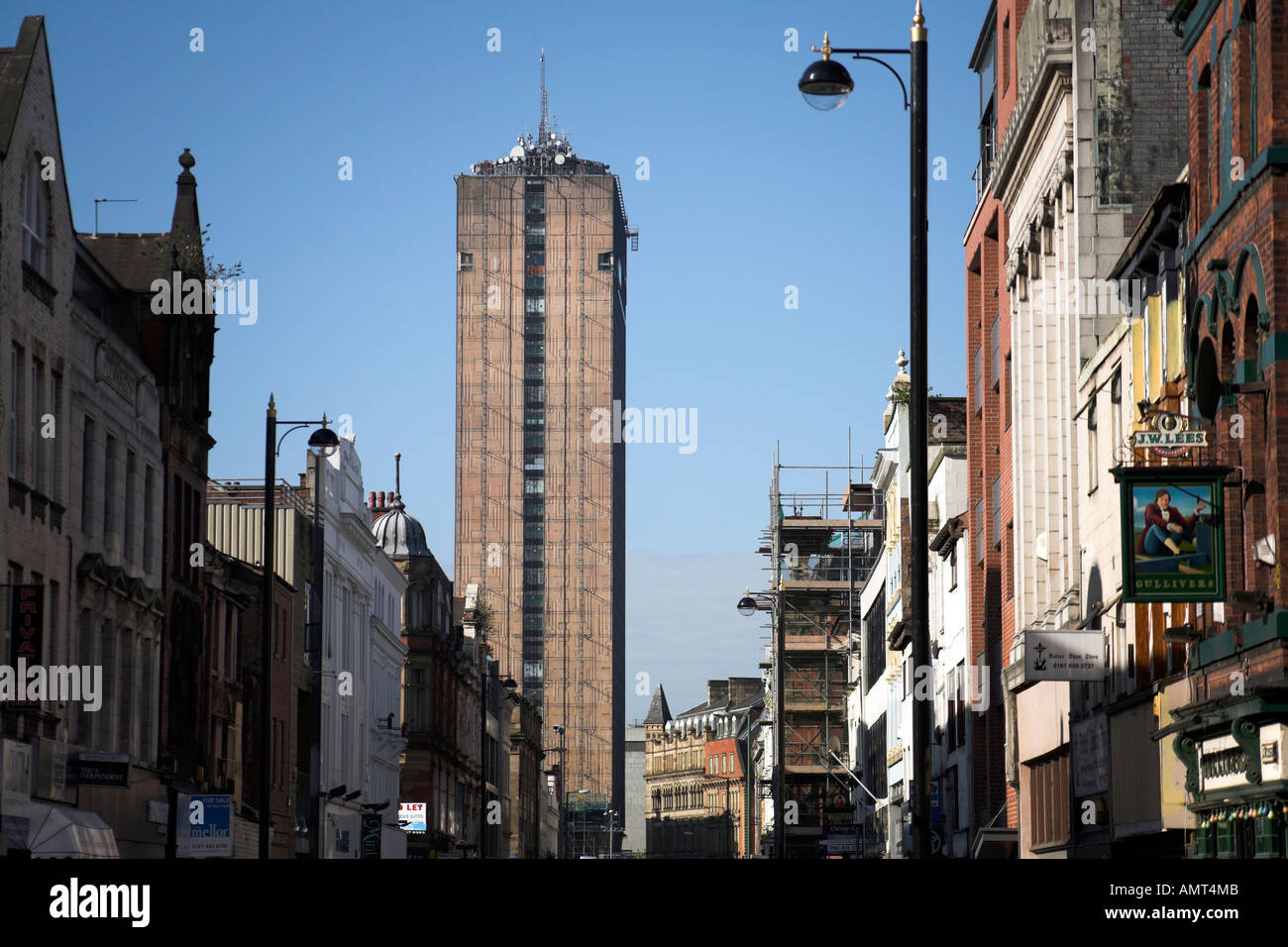 Vista a sud verso il basso Oldham Street uno di Manchester s principali strade guardando verso la torre a Piccadilly Plaza Regno Unito 2006 Foto Stock