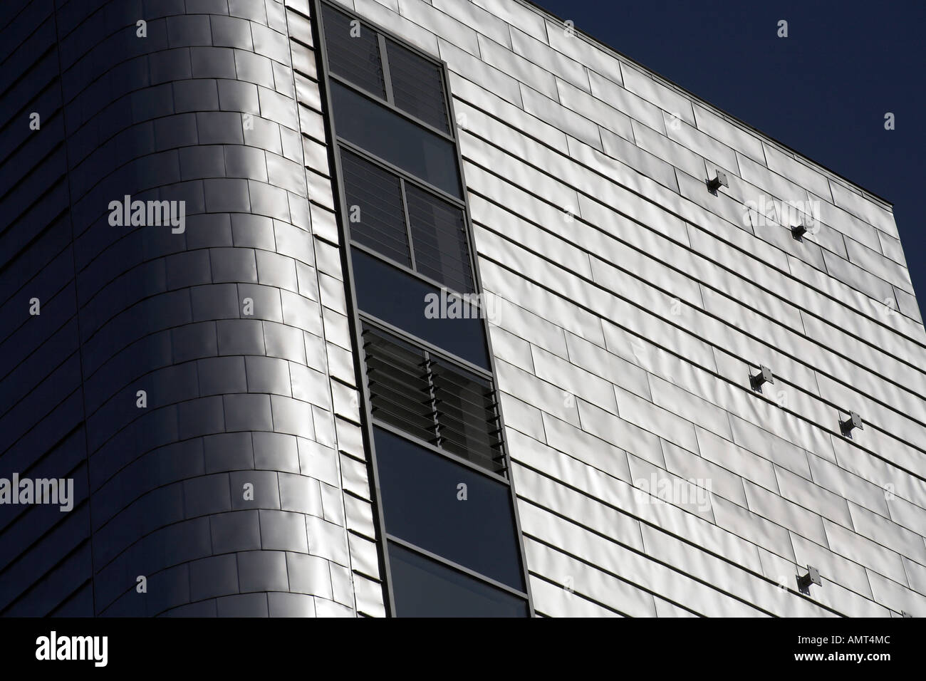 Contemporanea impressionante facciata in metallo in corrispondenza della parte posteriore del Daily Express edificio in Ancoats (continuazione). Foto Stock