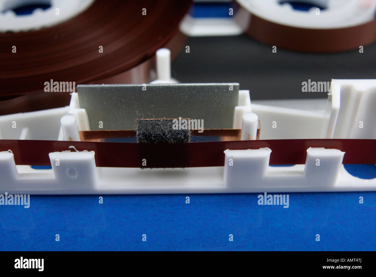 Cassetta compatta con parte superiore alloggiamento rimossa mostrando feltro tampone di pressione Foto Stock