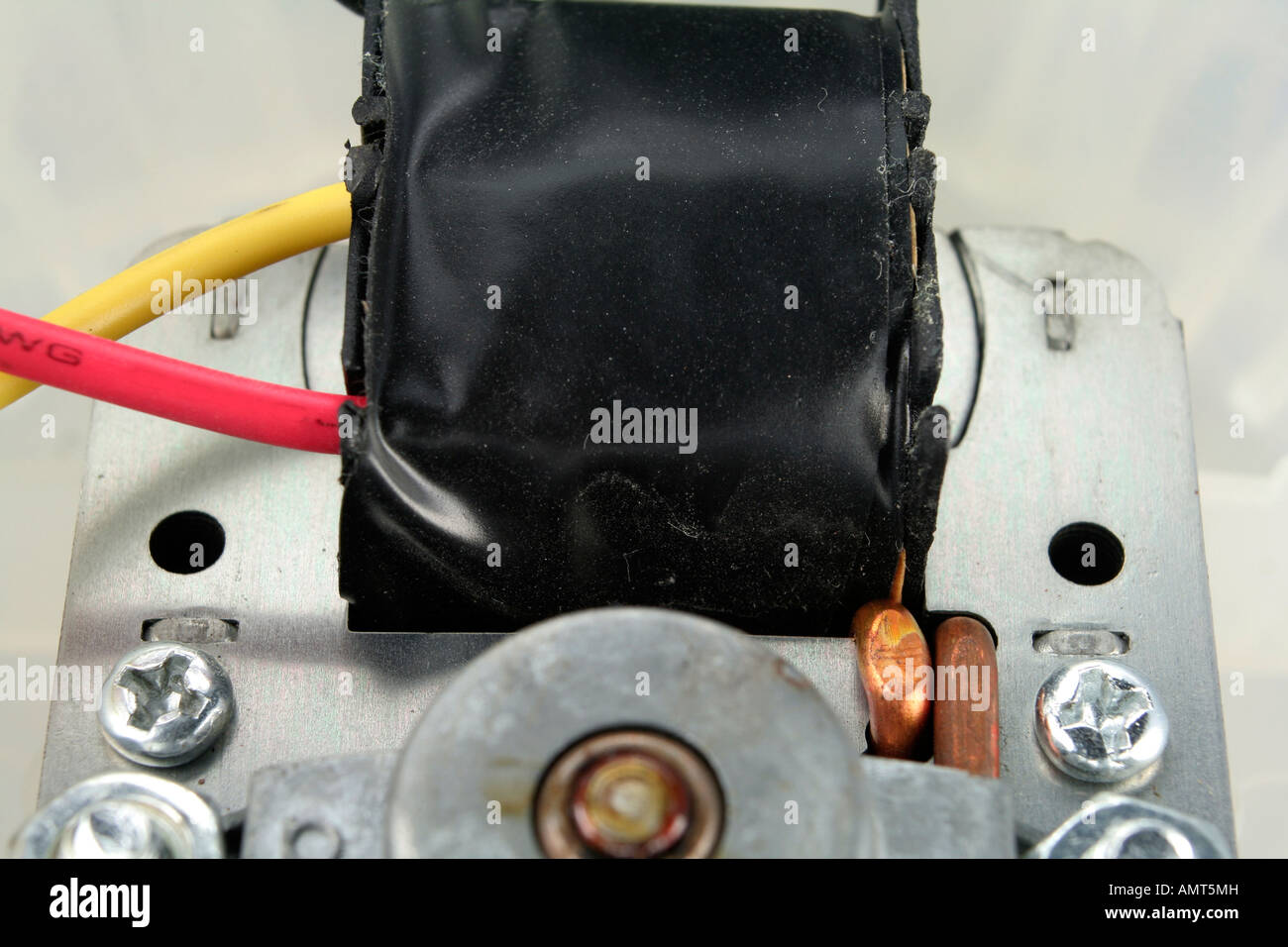 Principale bobina elettromagnetica sul polo schermato motore elettrico Foto Stock