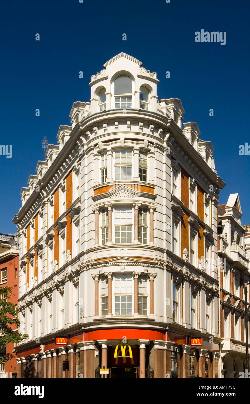 Architettura di Londra edificio su Shaftesbury Avenue London Inghilterra England Regno Unito Foto Stock