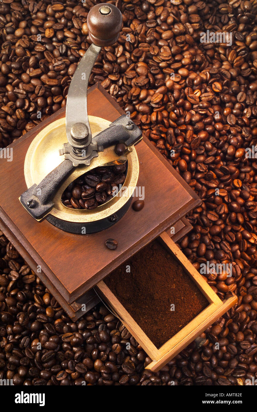 Mulino di caffè con caffè in grani e macinato Foto Stock