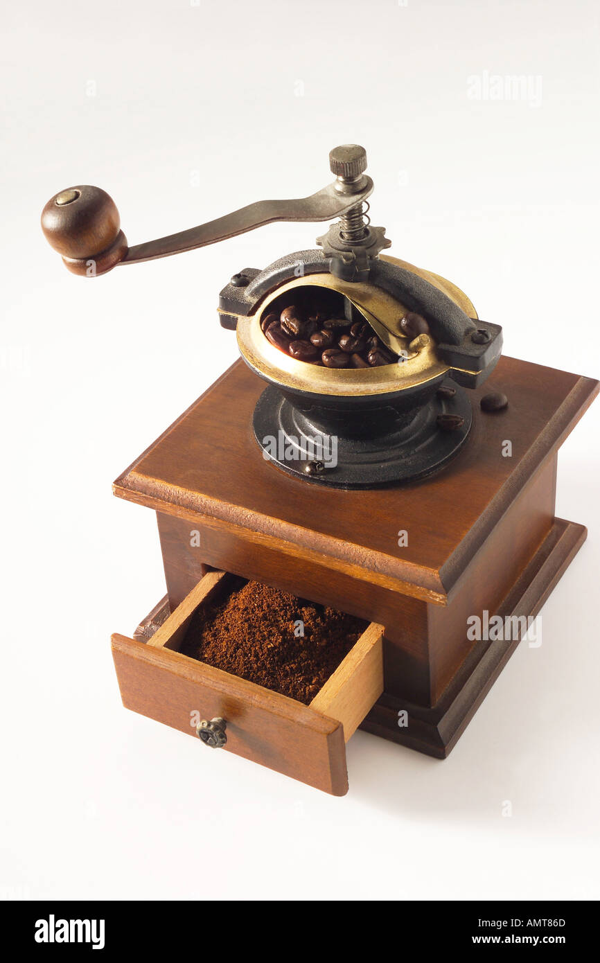 Mulino di caffè con caffè in grani e macinato Foto Stock