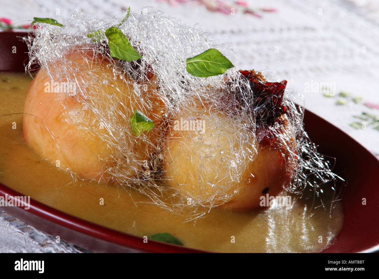 Mela cotta in sirup zucchero con filo interdentale Foto Stock