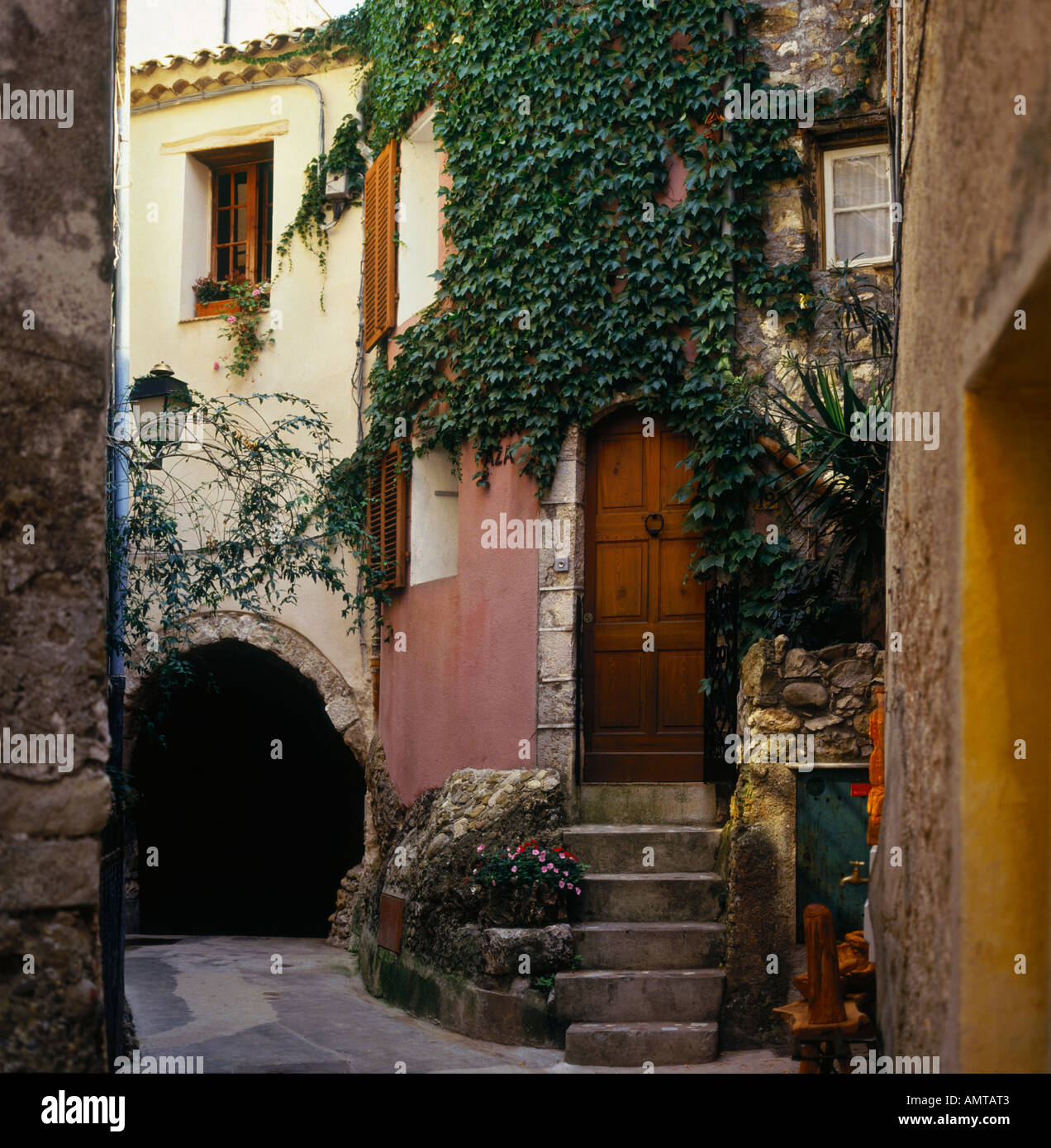 Guardando verso il basso sulla tranquilla medievale vecchia strada stretta di antico arco di pietra nella città di Roquebrune a sud della Francia Foto Stock