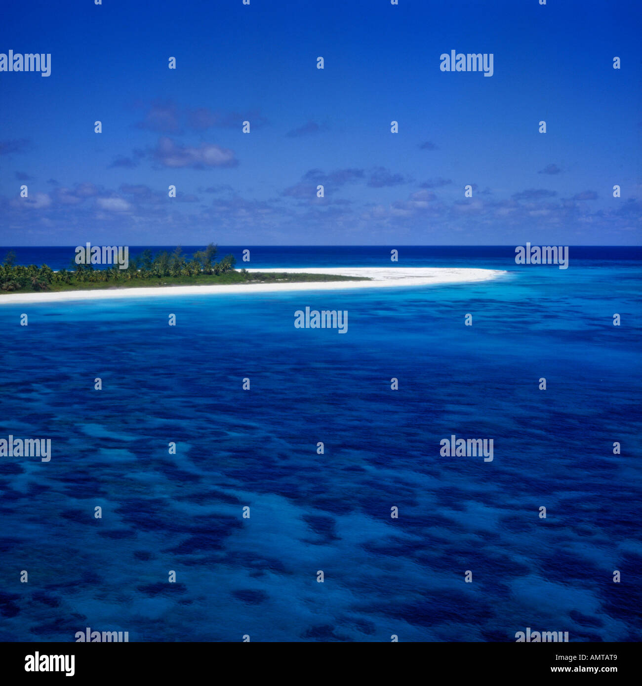 Vista aerea di una estremità di un tipico deserte da sogno isola deserta coperta di verde di alberi uccello isola delle Seychelles Foto Stock