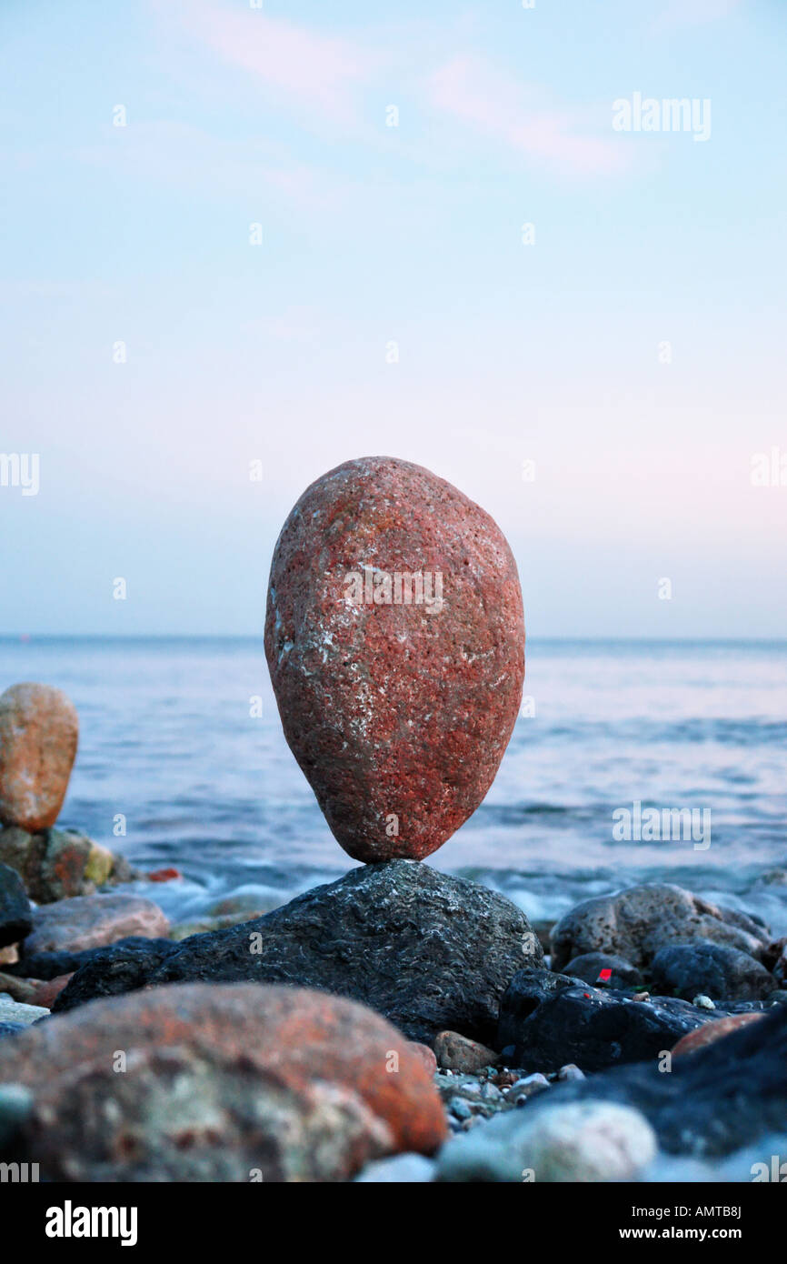 Foto di pietra in equilibrio in spiaggia Foto Stock