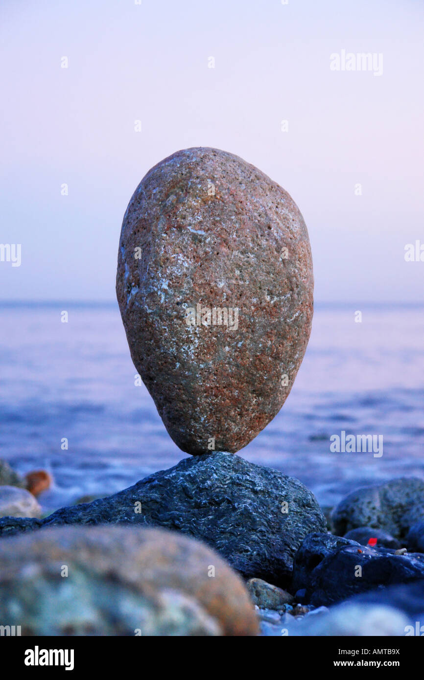 Foto di pietra in equilibrio in spiaggia Foto Stock
