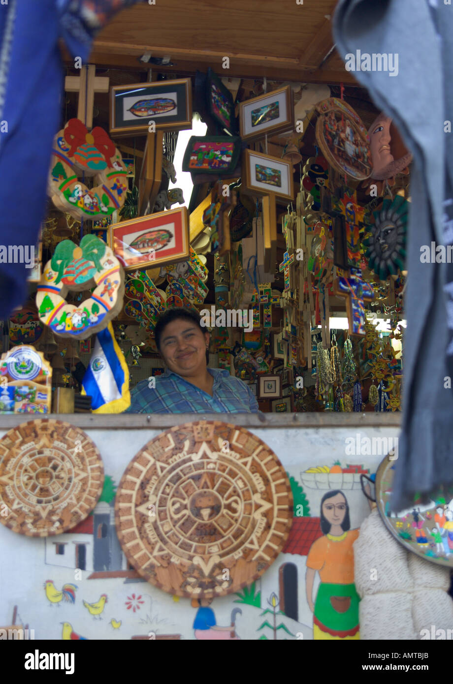 Signora vendor e colorati souvenir artigianale su una fase di stallo in San Salvador città della Repubblica di El Salvador in America centrale Foto Stock