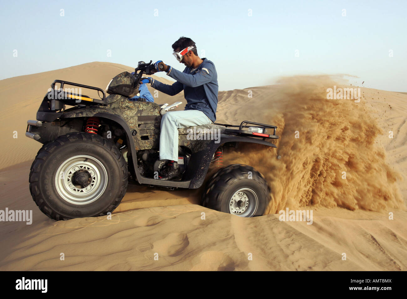 Il pilota quad nel deserto Foto Stock