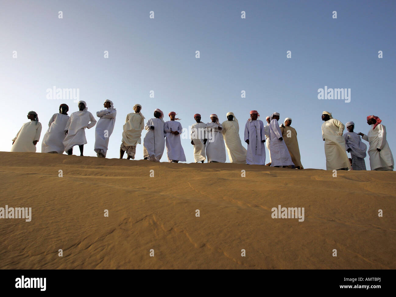 Gruppo di uomini arabi nel deserto Foto Stock