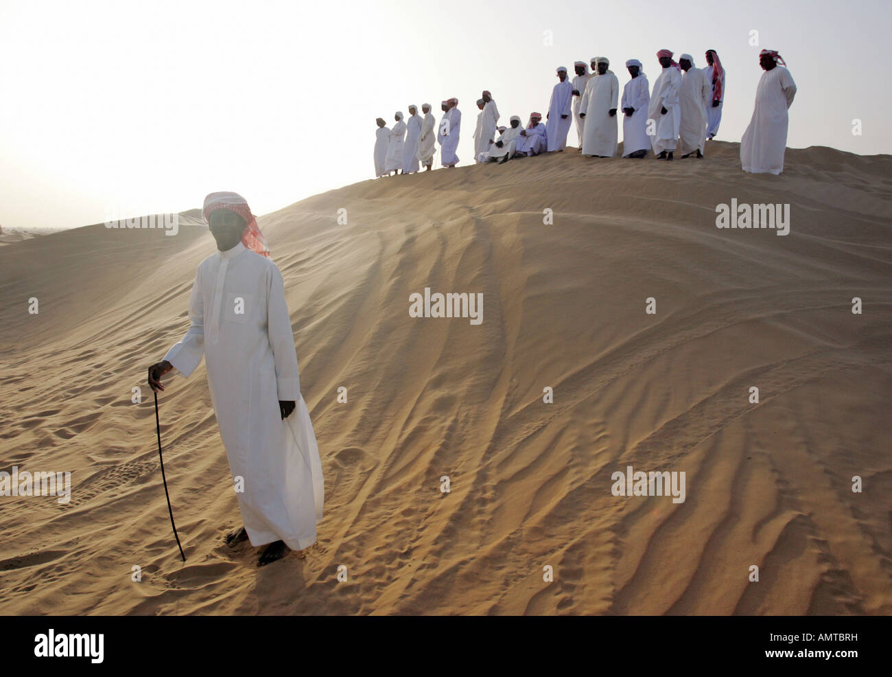 Gruppo di uomini arabi nel deserto Foto Stock