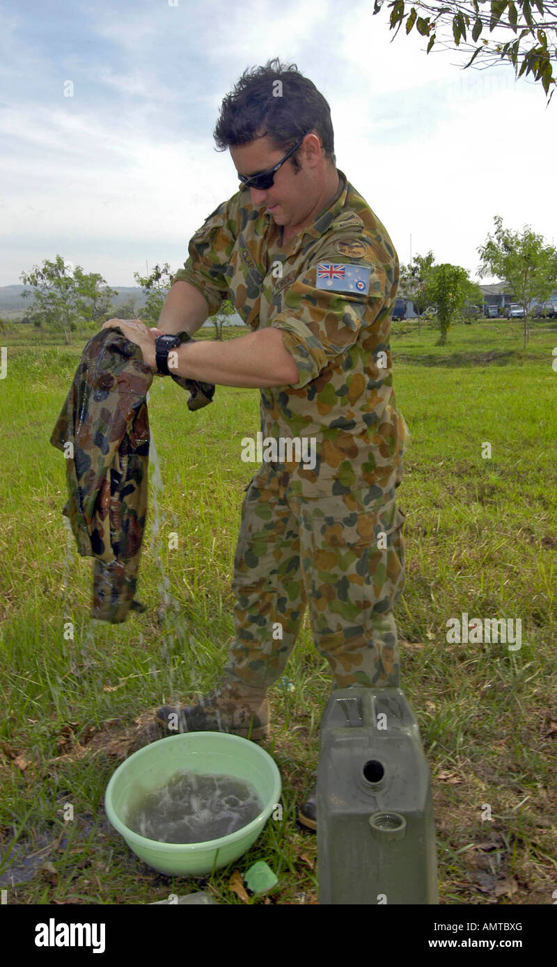Esercito Australiano uomo fa servizio lavanderia a Banda Aceh in Indonesia in aeroporto Foto Stock