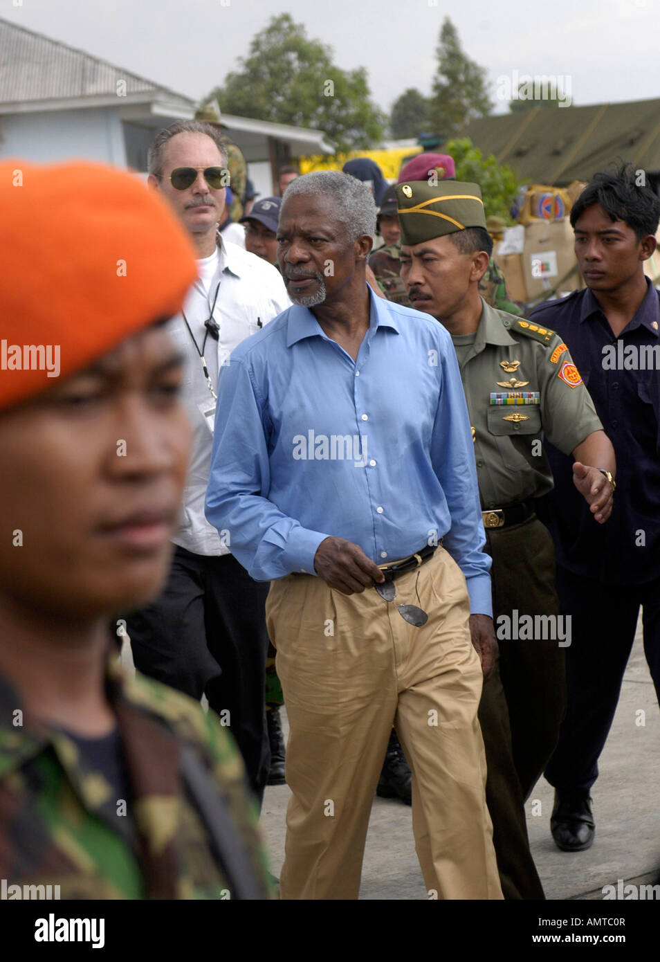 Nazioni Unite Sec generale delle Nazioni Unite Kofi Annan cammina verso un aeroplano a Sultan Iskandar Muda Airforce Base in Banda Aceh in Indonesia il Venerdì Gen 7 Foto Stock
