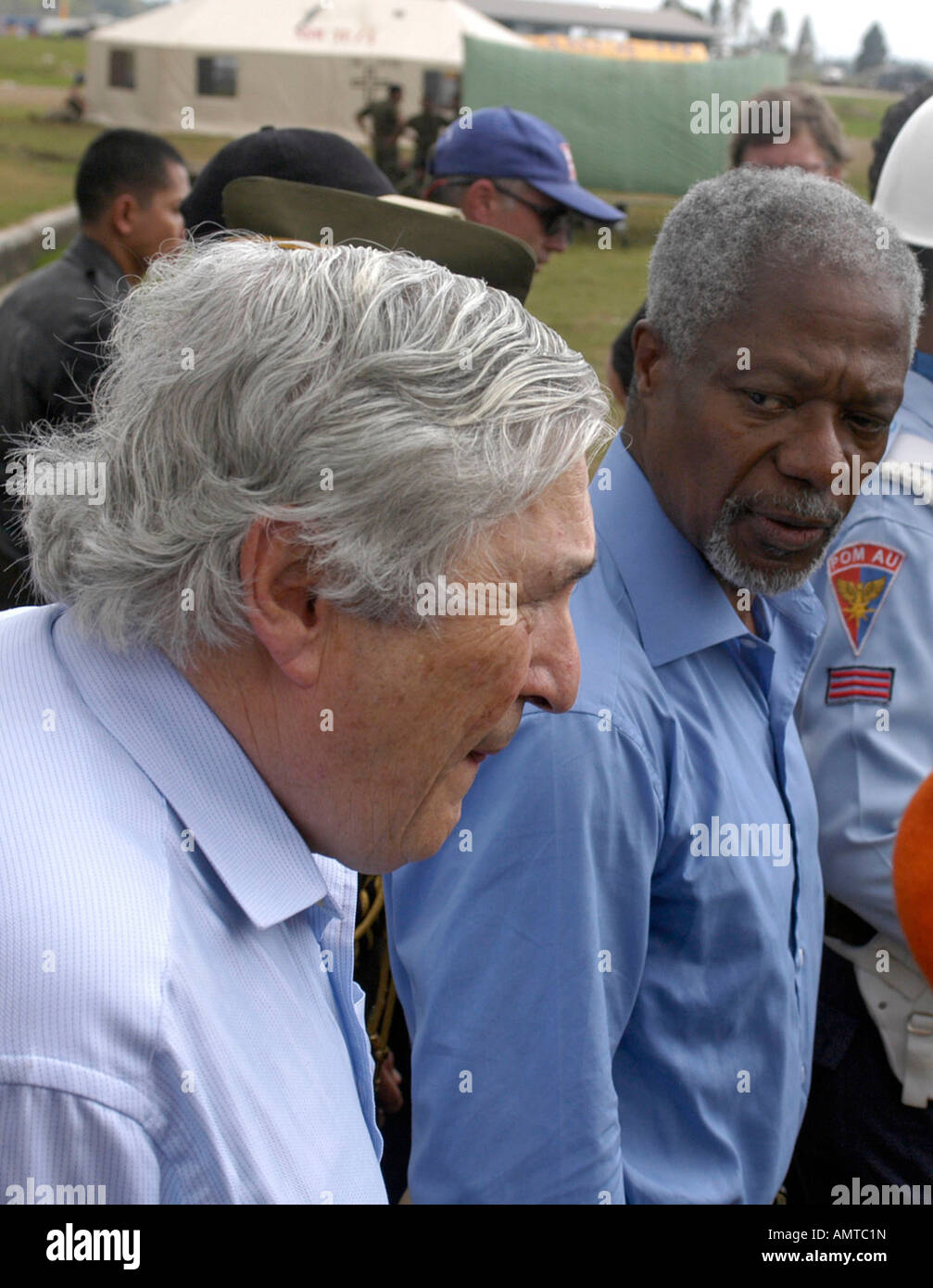 Nazioni Unite Sec generale delle Nazioni Unite Kofi Annan a destra e il Presidente della Banca mondiale James Wolfensohn D a piedi verso un aeroplano a Sultan Iskandar Mu Foto Stock