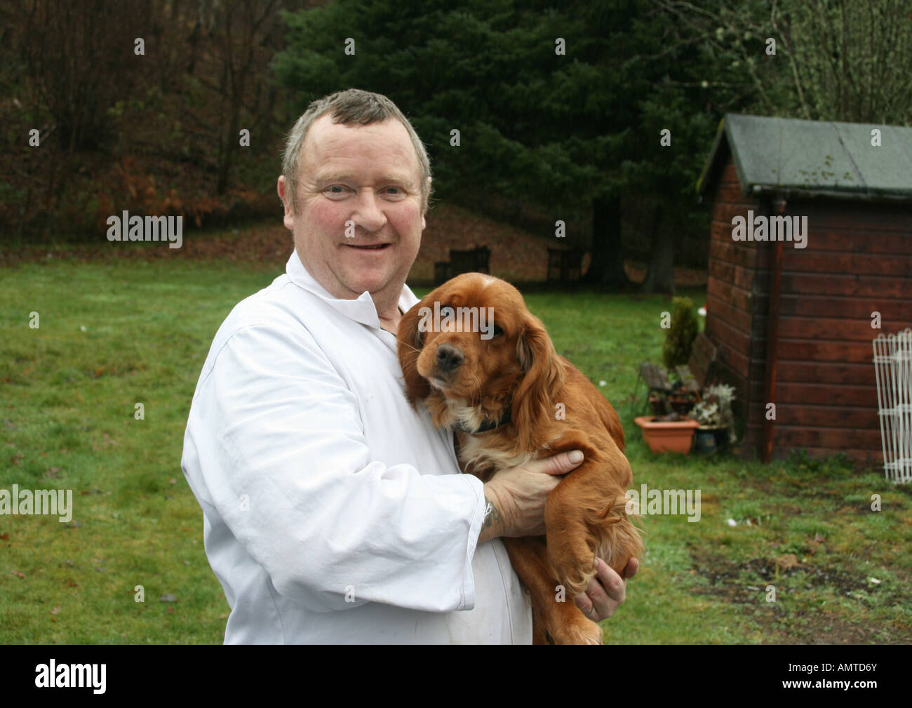 Uomo di mezza età e cieca spaniel cane chiamato Toots Foto Stock
