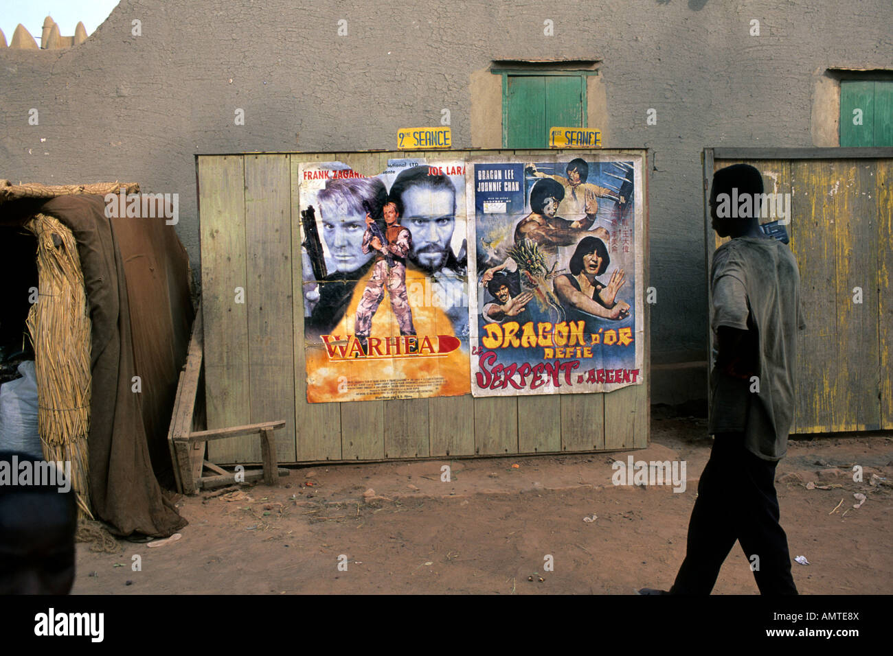 Uomo che guarda due film di azione di poster Foto Stock