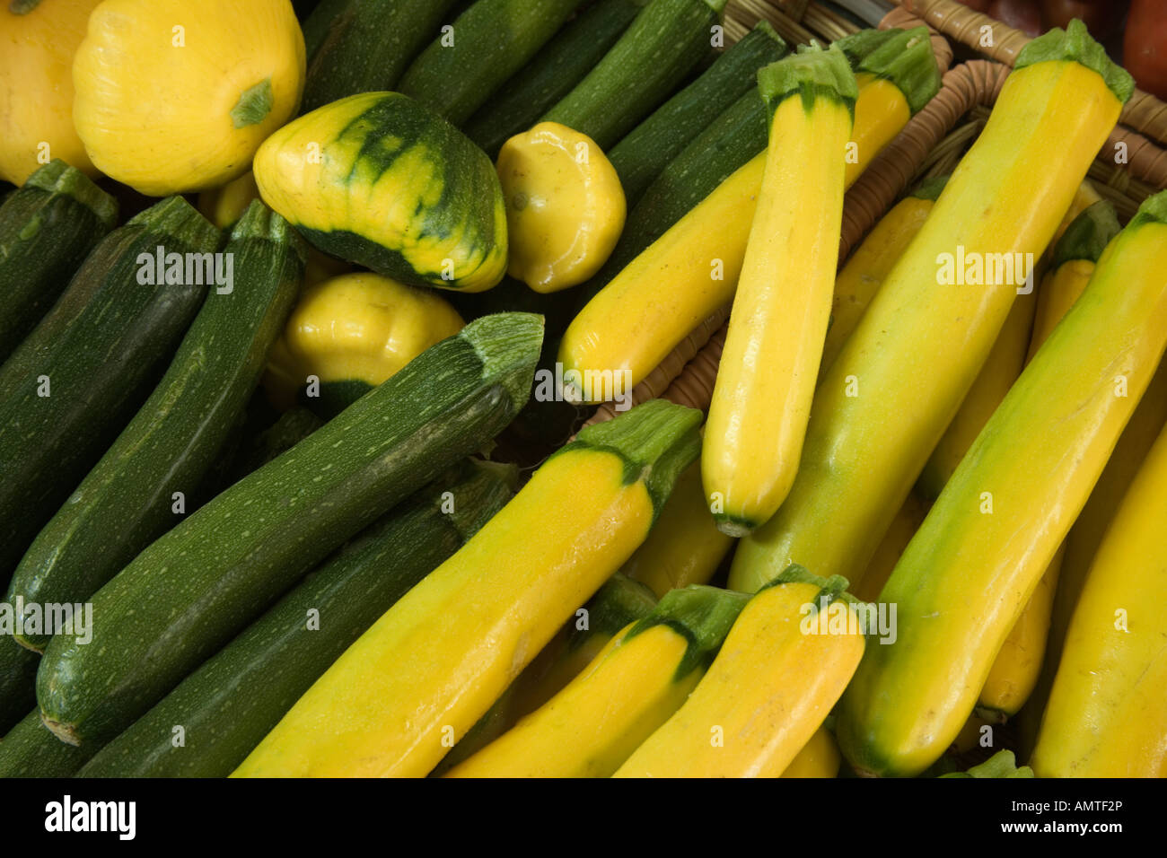 Raccolte giallo e verde di zucchine. Foto Stock