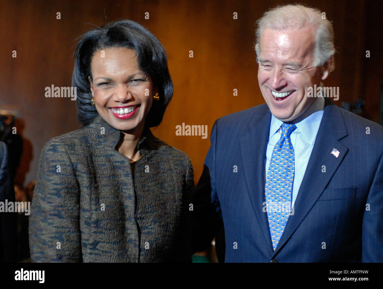 Il segretario di Stato Condoleezza Rice parla con il senatore Joseph Biden r d de prima di un senato comitato delle relazioni estere audizione Foto Stock