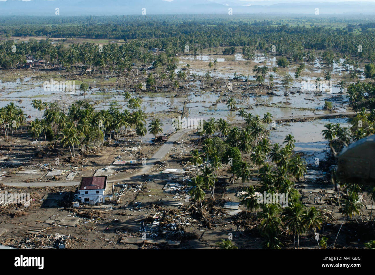 Vista aerea dello tsunami i danni nel villaggio di Keude Teunom nella provincia di Aceh in Indonesia. Il 2004 Oceano Indiano terremoto registrato a 9.1-9.3. Foto Stock