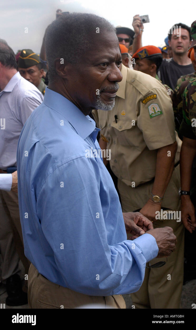Nazioni Unite Sec generale delle Nazioni Unite Kofi Annan cammina verso un aeroplano a Sultan Iskandar Muda Airforce base in Banda Aceh in Indonesia il Venerdì Gen 7 Foto Stock
