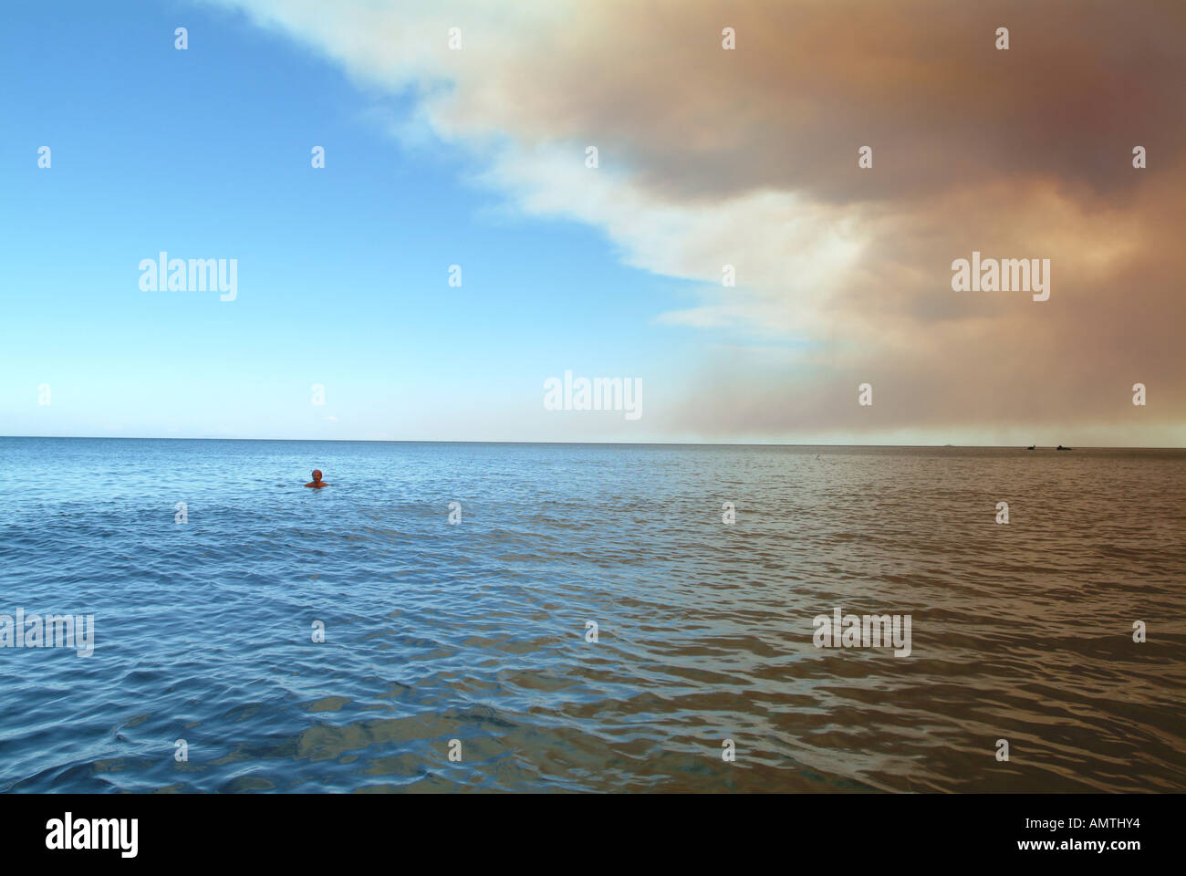 Nuvole di fumo sul mare Foto Stock