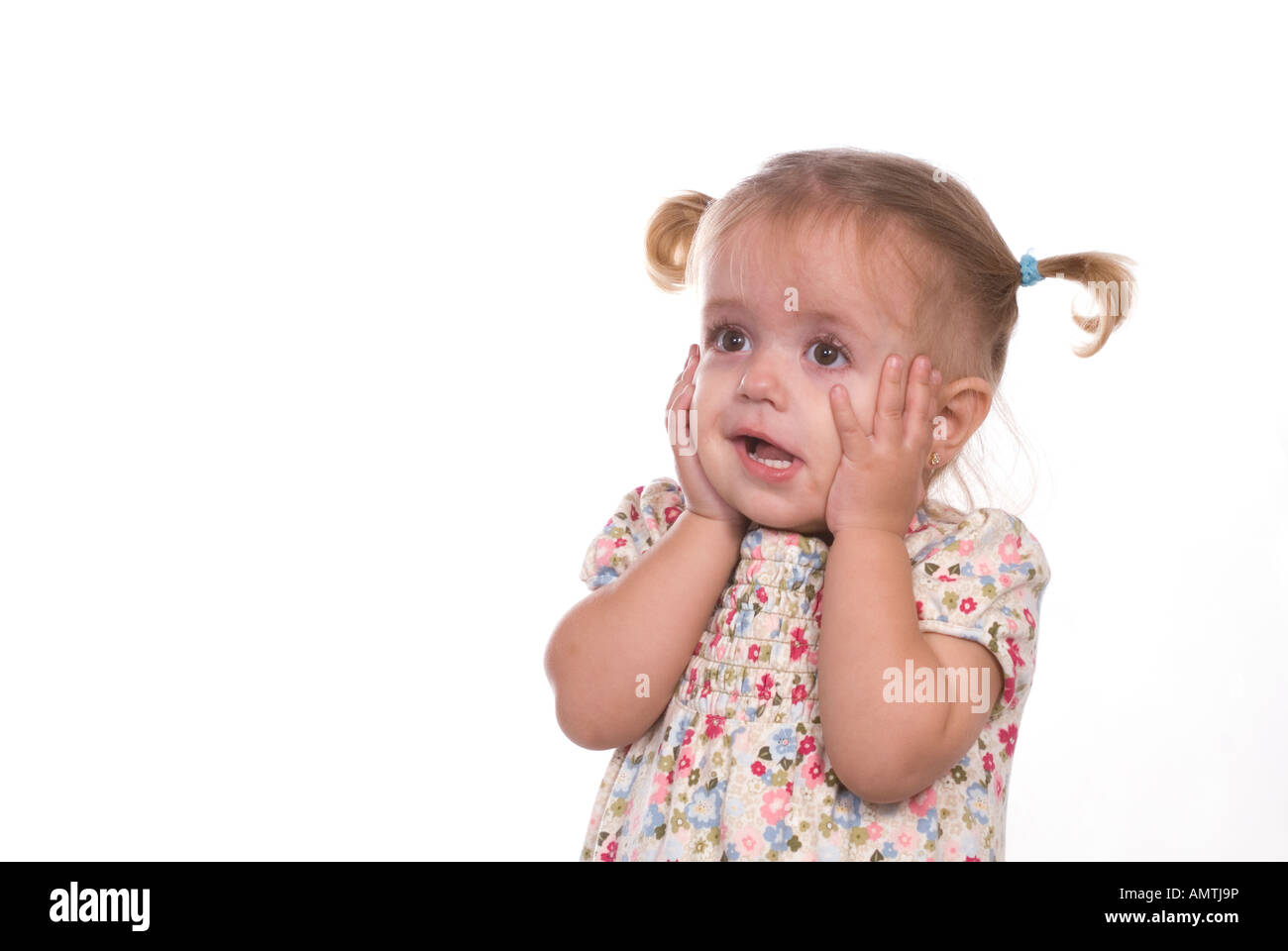 Scioccato bionda bambina con le mani sul viso Foto Stock