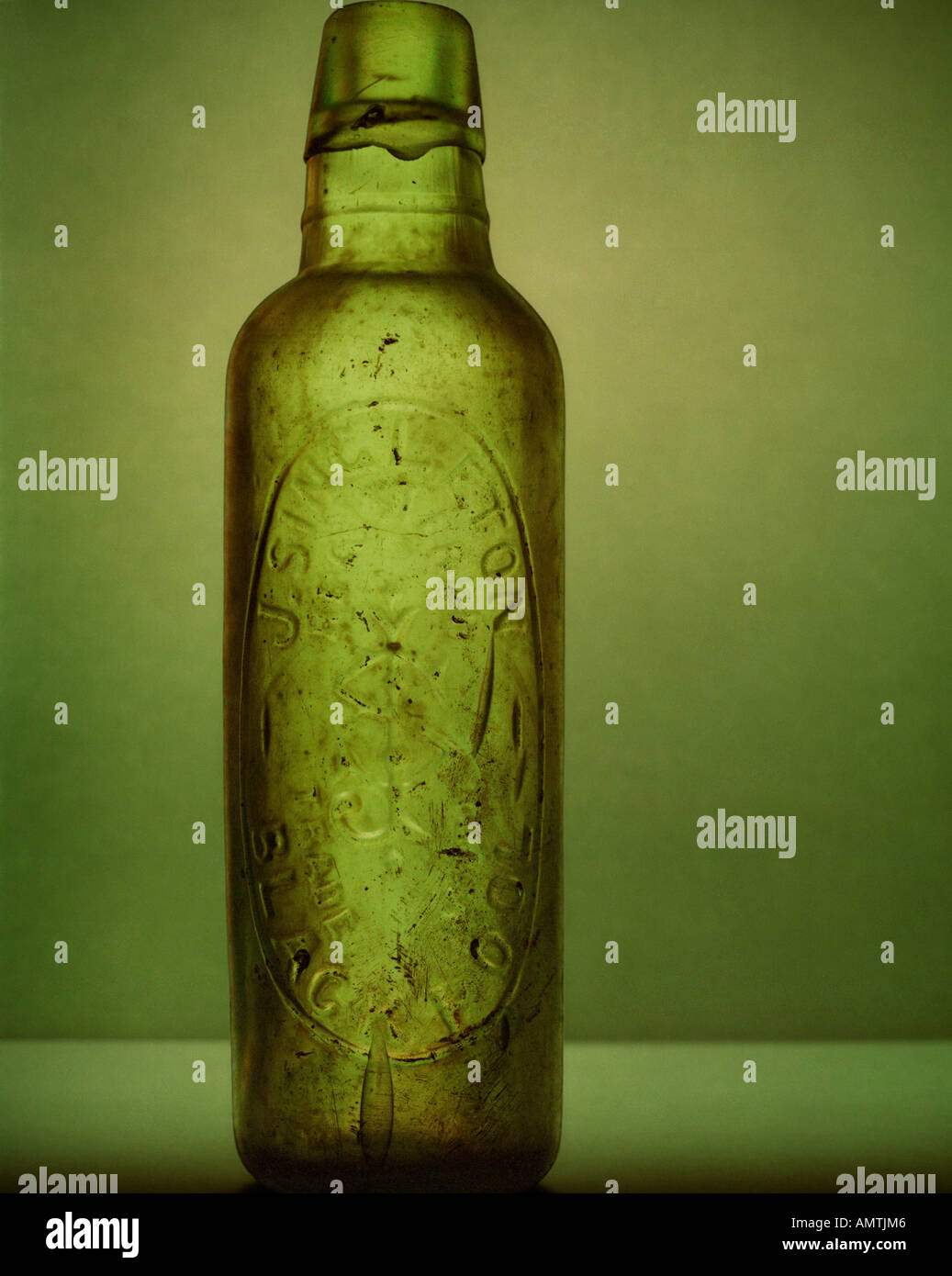Ancora la vita di una bottiglia di vetro da J Singleton di Blackpool porta la patina di età Foto Stock