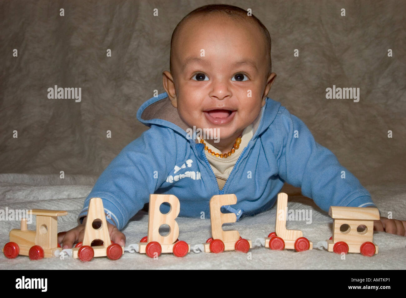 Bambino etiope con il treno-scrittura Foto Stock