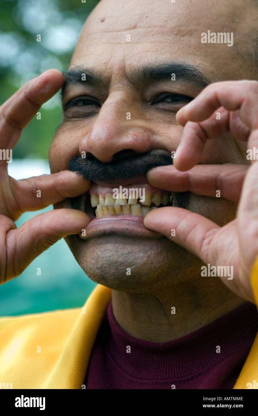 L'uomo showinh i suoi denti Foto Stock