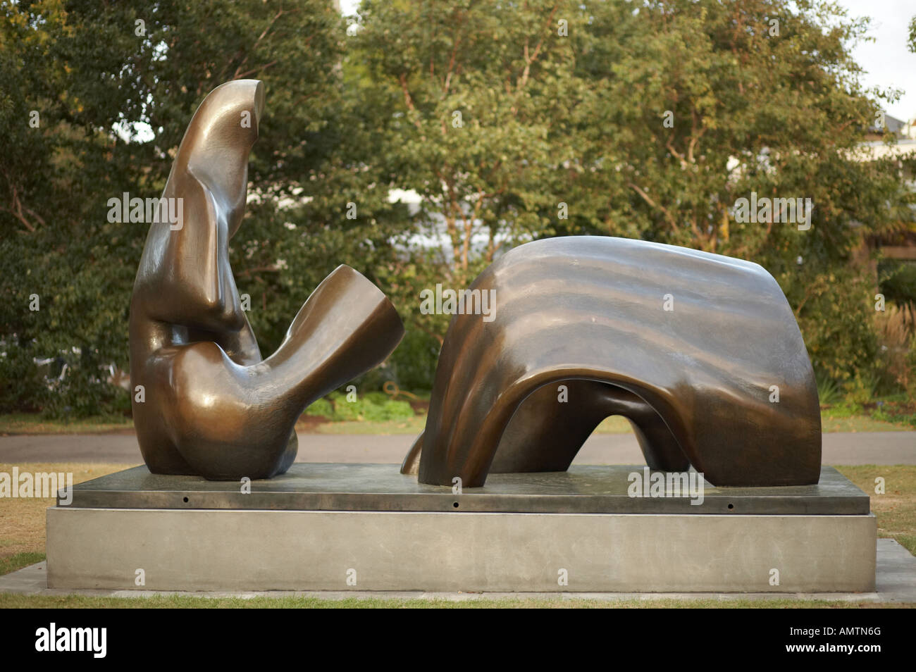 Henry Moore sculpture 3 in tre pezzi figura distesa drappeggiati 1975 Foto Stock