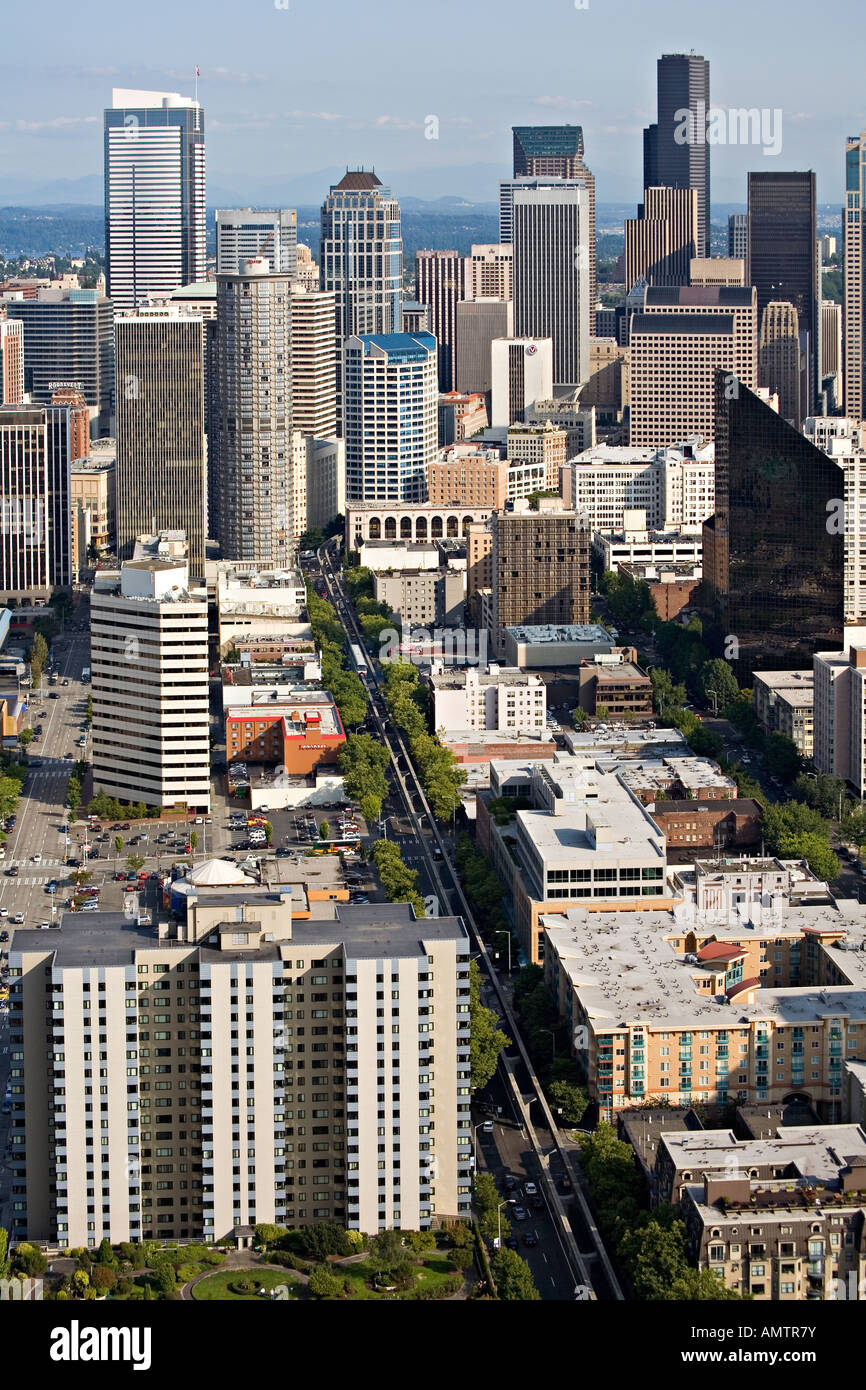 La monorotaia di percorso attraverso i grattacieli di Seattle STATI UNITI D'AMERICA Foto Stock