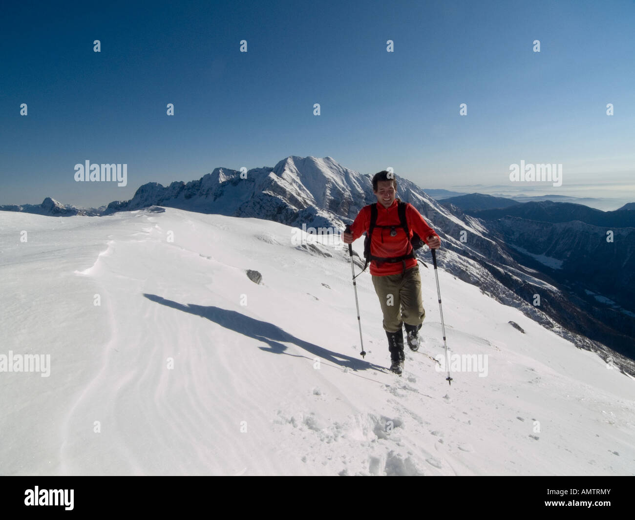 L'uomo correre e sorriso nelle Alpi Giulie Sart Montagna Italia Foto Stock