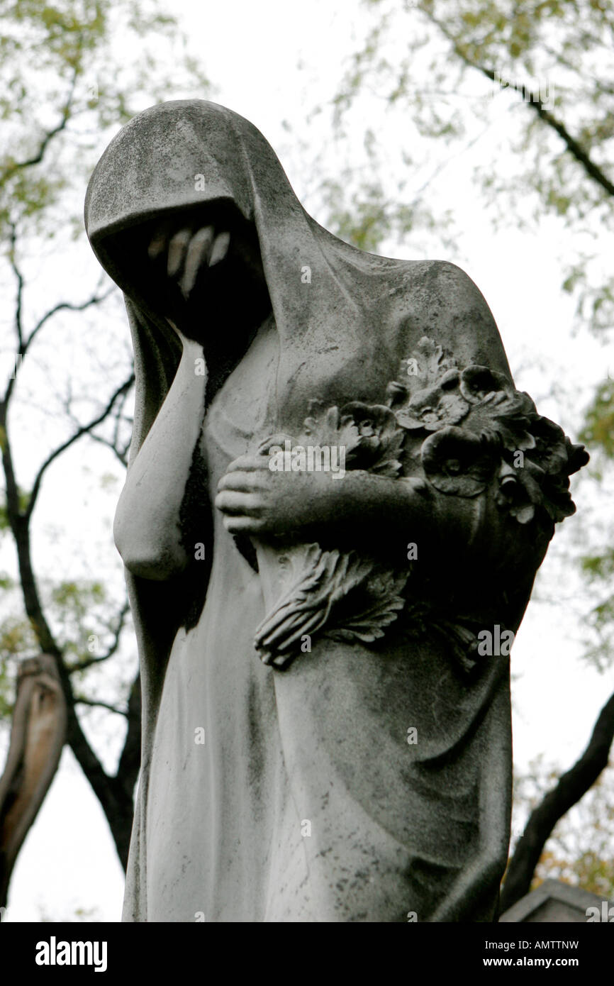 Un lutto statua nel cimitero di Pere Lachaise di Parigi Francia Fotografia di Brendan Duffy Foto Stock