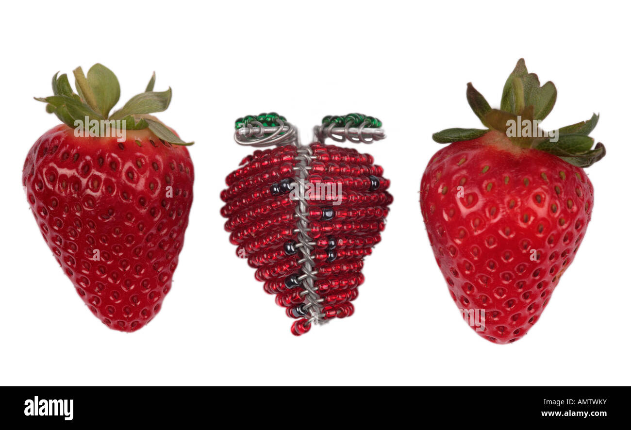 Tre le fragole un metallo Foto Stock