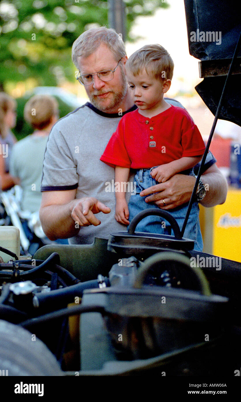Padre figlio mostra il vano motore del veicolo esercito hummer Foto Stock