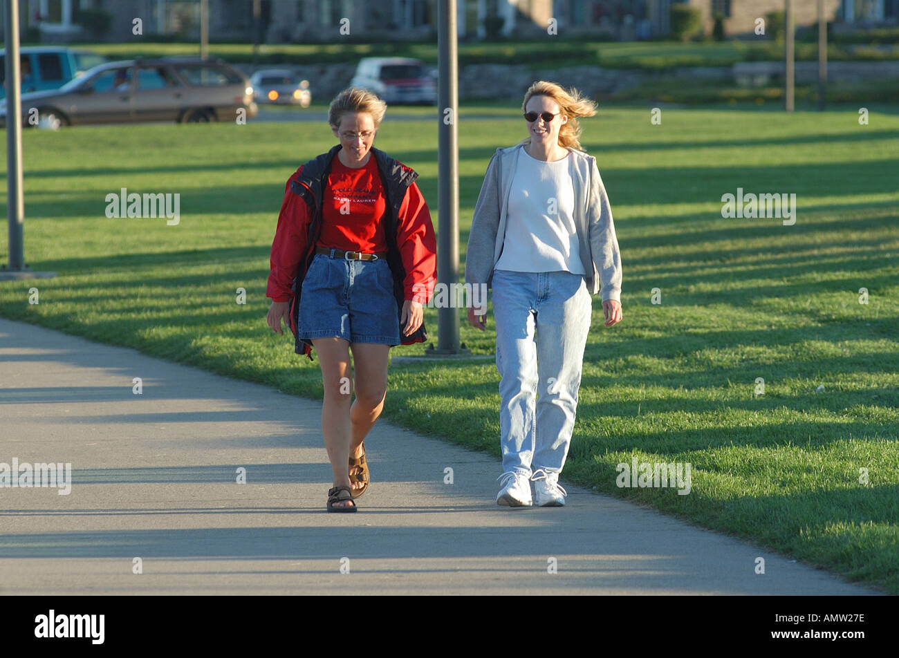 2 Femmine adulte di passeggiare lungo un percorso a piedi Foto Stock