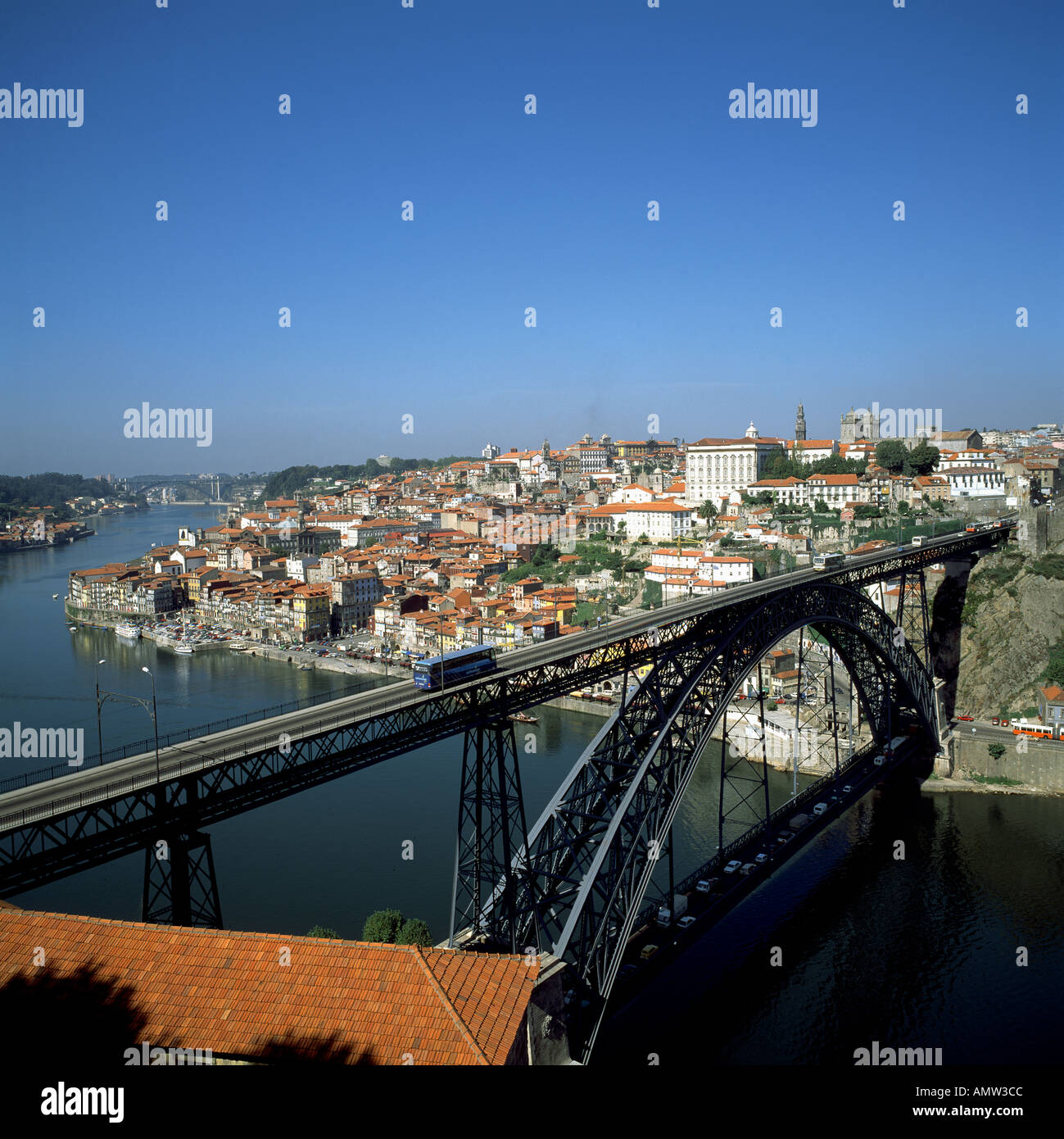 Portogallo PORTO SKYLINE CON PONTE RODOVIARA DOM LUIS 1 ponte costruito nel 1886 e il fiume Douro Foto Stock