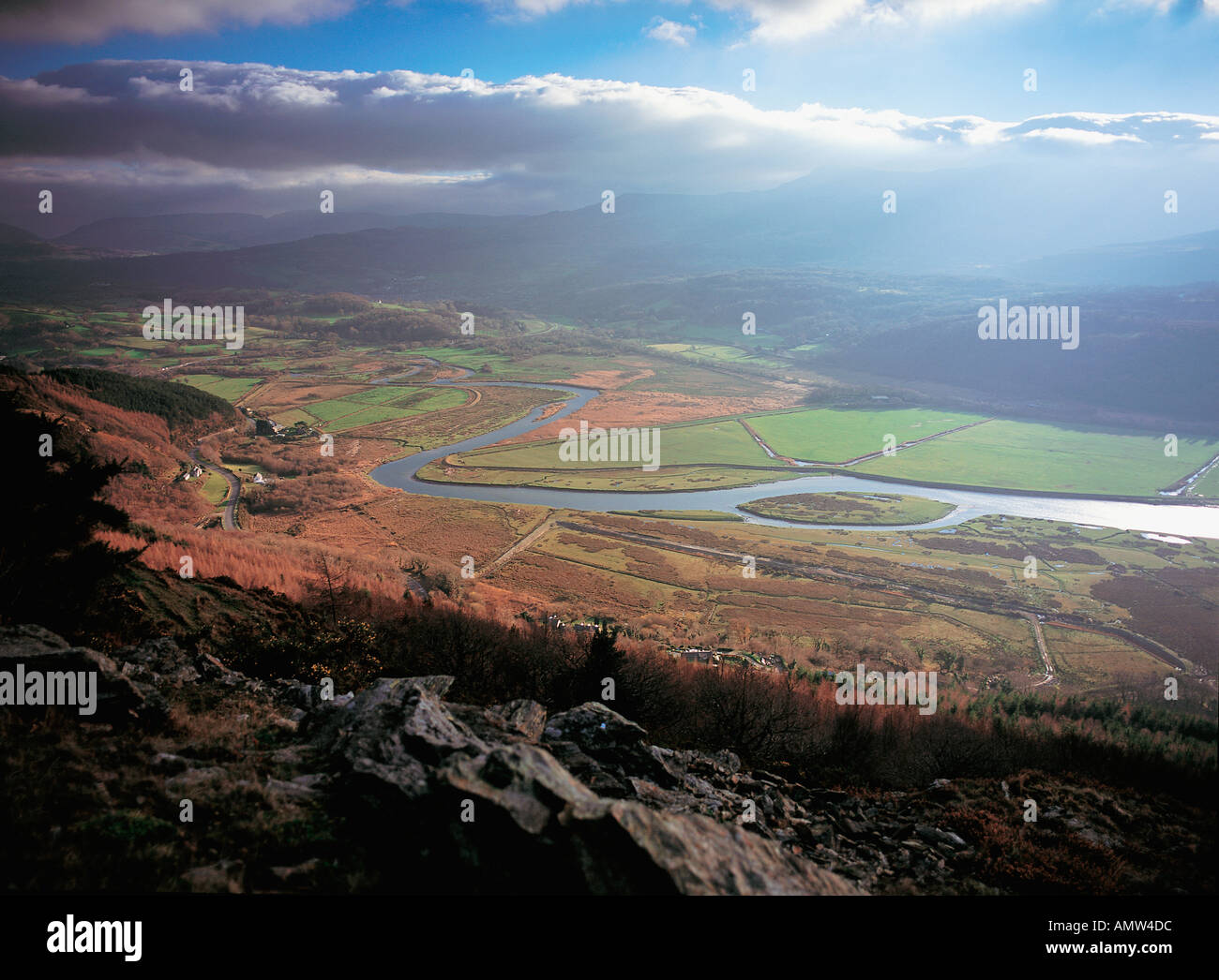 La valle del fiume Mawddach vicino a Dolgellau con Mt Cader Idris nel cloud sulla destra il Parco Nazionale Snowdonia Galles Gran Bretagna Foto Stock